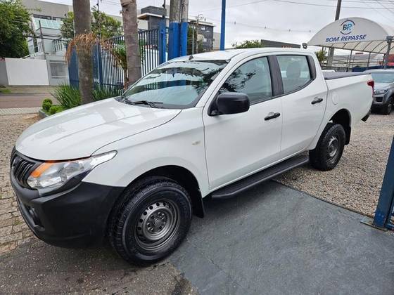MITSUBISHI L200 TRITON 2.4 16V TURBO DIESEL GL CD 4X4 MANUAL MITSUBISHI L200 TRITON 2.4 16V TURBO DIESEL GL CD 4X4 MANUAL